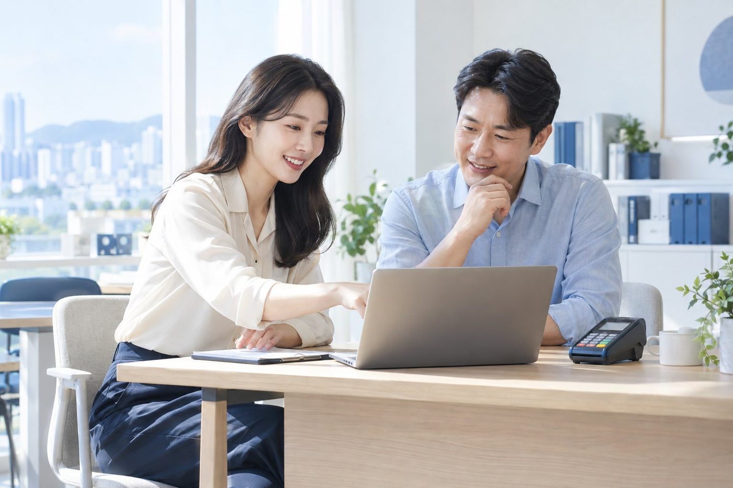 노트북 앞에서 업무 내용을 함께 설명하는 두 사람 — 회생 절차와 결제 일은 서로 다른 창구에서 풀립니다